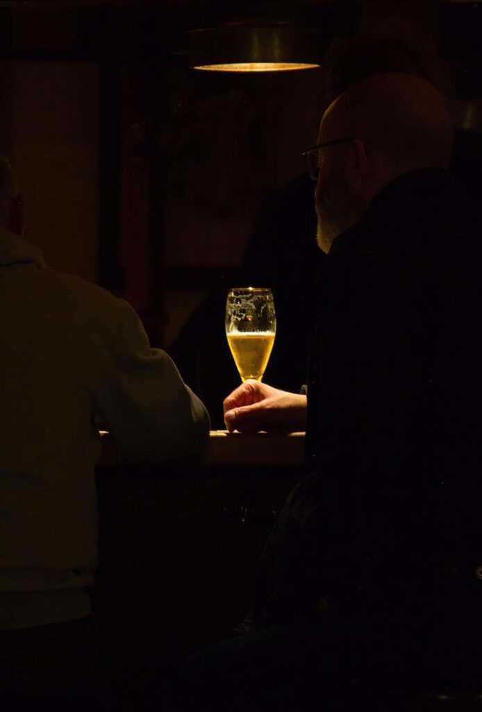 Ein Glas Sekt wird über die Theke der Belle Époque gereicht