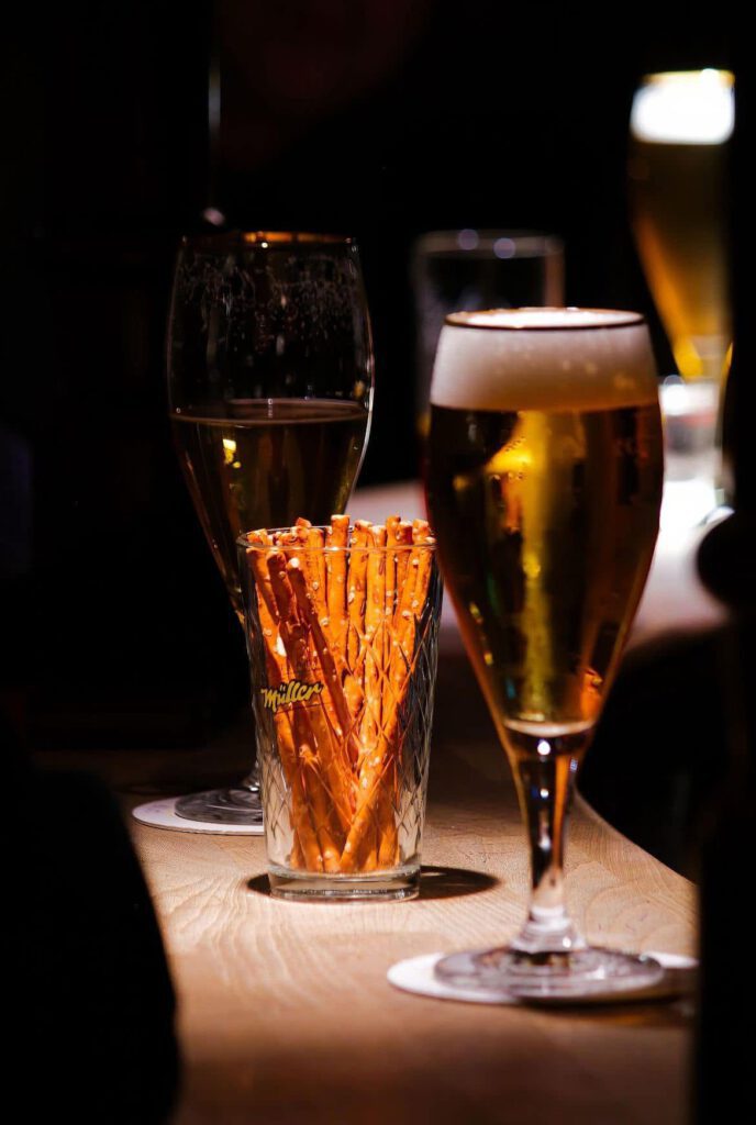 Frisch gezapftes Bier und Salzstangen auf der Theke der Belle Époque