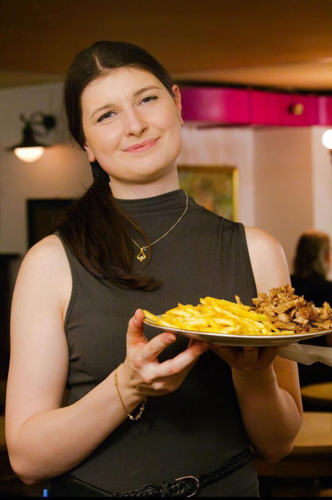 Ein Teller Gyros mit Pommes, frisch serviert in der Belle Époque